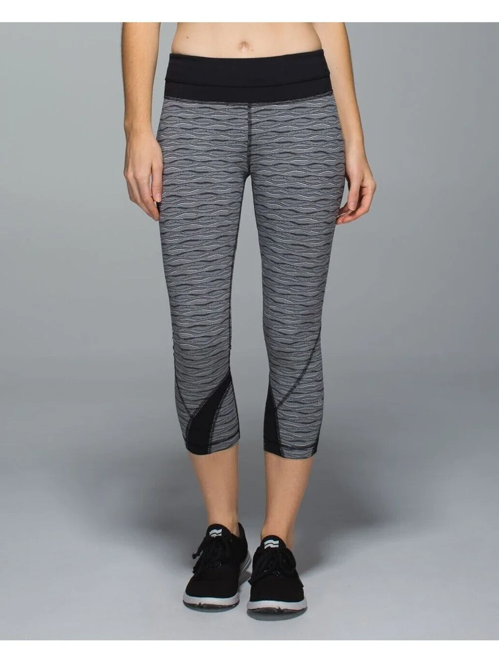 Lululemon  Black/Silver Textured Wave Run: Inspire Crop II All Luxtreme ~4~